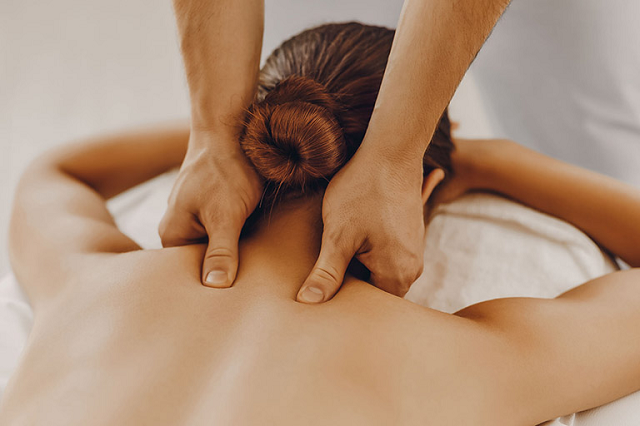 Massage là một phương pháp trị đau cổ vai gáy bằng vật lý trị liệu hiệu quả