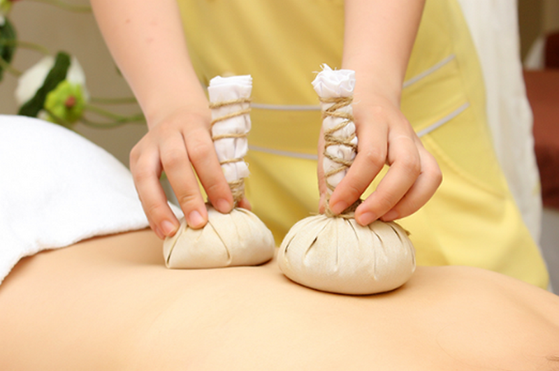 Massage chườm thảo dược và những lợi ích tuyệt vời